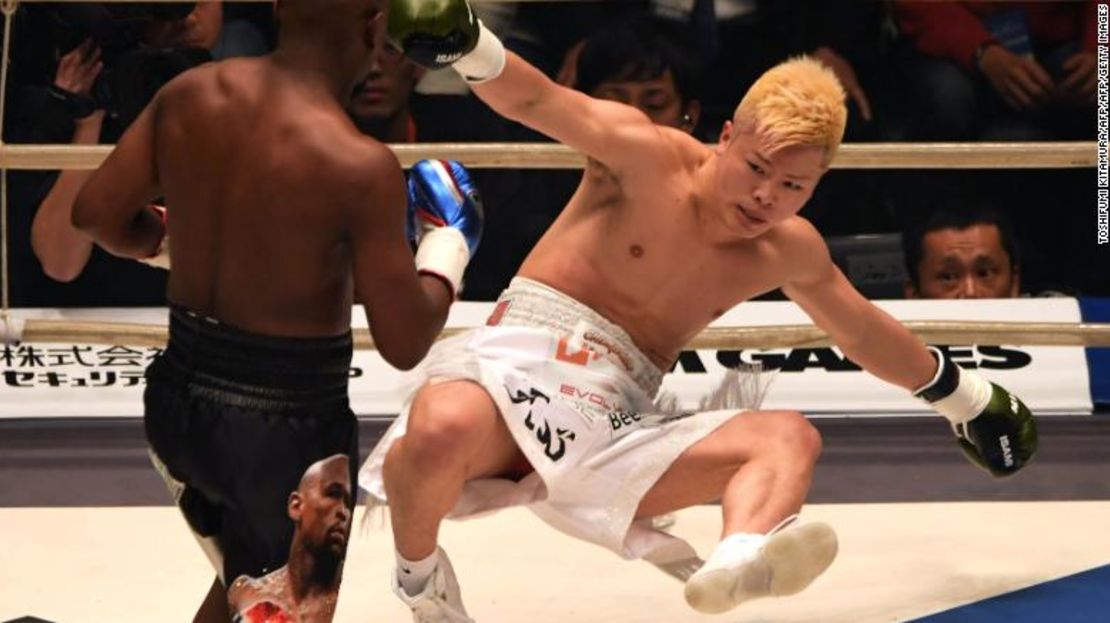 Floyd Mayweather Jr. noquea a su rival Tenshin Nasukawa durante una pelea de exhibición en Japón en víspera de Año Nuevo.