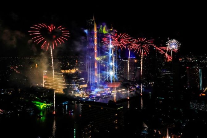 Fuegos artificiales estallaron sobre el río Chao Phraya en las celebraciones de Año Nuevo en Bangkok, Tailandia.