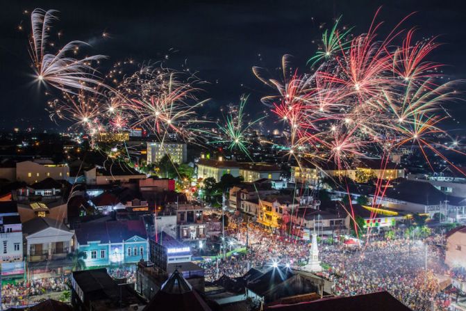 El nuevo año se recibió con coloridos fuegos artificiales en Yogyakarta, Indonesia.