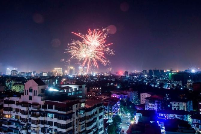 En Rangún, la antigua capital de Myanmar, los fuegos artificiales iluminaron el cielo de la ciudad.