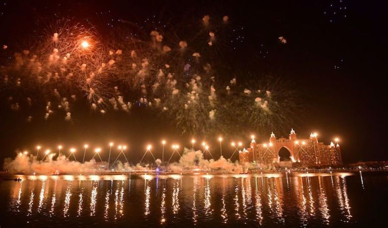 Fuegos artificiales iluminan el cielo en Dubai, Emiratos Árabes Unidos.