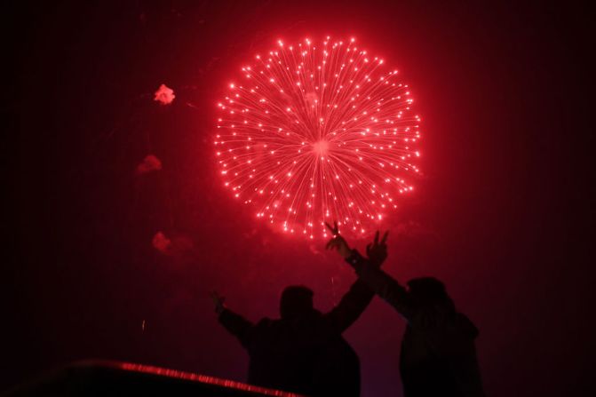 Personas en Pakistán observan los fuegos artificiales por las celebraciones de Año Nuevo en Karachi.