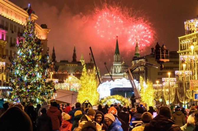 Fuegos artificiales estallan sobre el Kremlin en Moscú, Rusia.