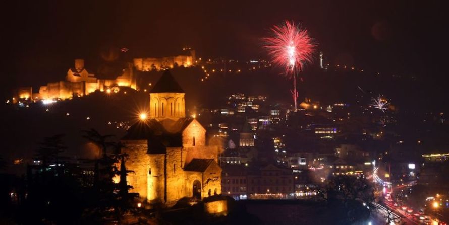 Fuegos artificiales sobre la parte antigua de Tiflis, en Georgia.