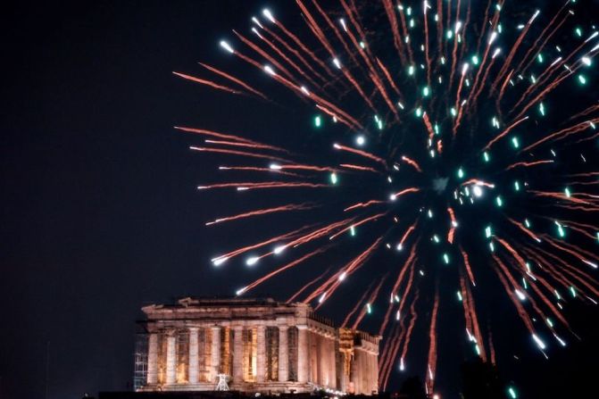 El Partenón en Atenas, Grecia, quedó enmarcado por los fuegos artificiales.