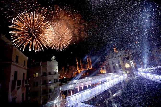 El centro de Beirut, Líbano, se iluminó con los coloridos fuegos artificiales.