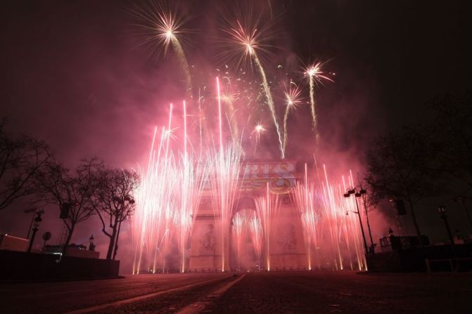 Fuegos artificiales sobre el Arco del Triunfo en París.