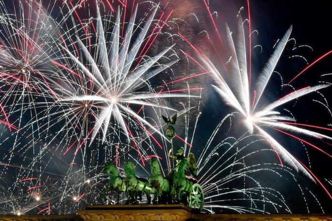 La Puerta de Brandenburgo, en Berlín, rodeada de fuegos artificiales por la llegada del Año Nuevo.