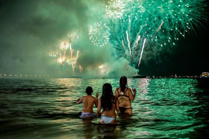 Muchos brasileños acudieron a la playa de Copacabana para observar desde el mar los tradicionales fuegos artificiales.