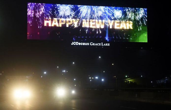 Un anuncio luminoso avisa de la llegada del Año Nuevo en Lagos, Nigeria.