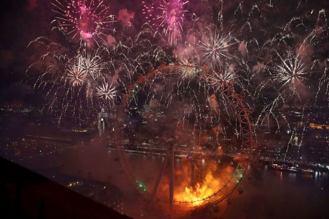 Los fuegos artificiales iluminaron el London Eye y la Torre Elizabeth en Londres.