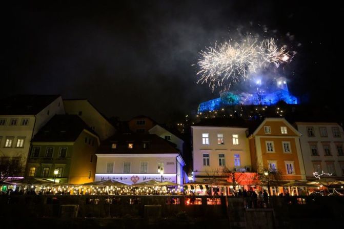 El castillo de Liubliana, en la capital de Eslovenia, quedó enmarcado en fuegos artificiales.