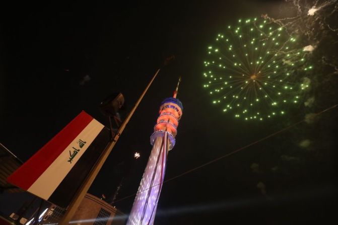 Fuegos artificiales en la Torre Bagdad, en la capital de Iraq.