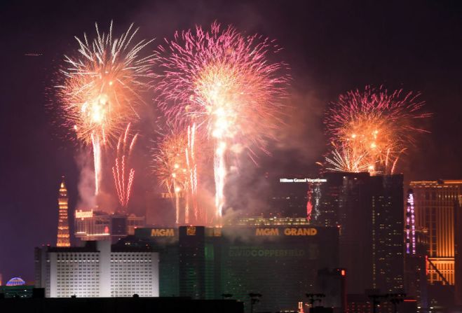 Los fuegos artificiales iluminan el paisaje sobre la icónica avenida Strip de Las Vegas.