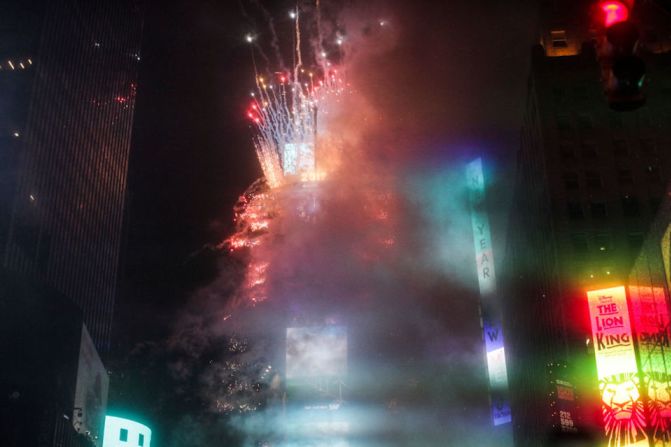 La tradicional fiesta de Año Nuevo en Times Square, en Nueva York, estuvo llena de colores.