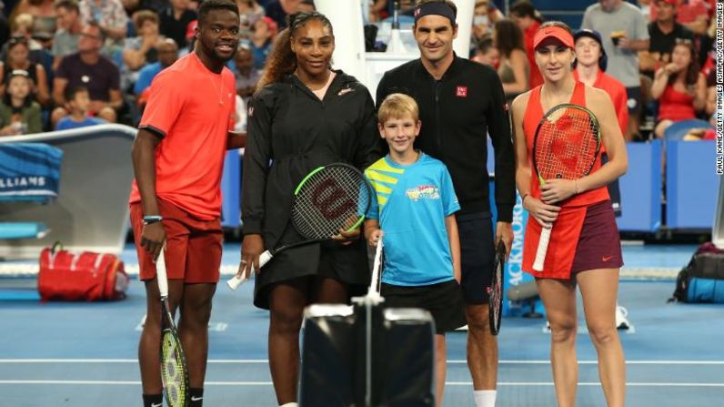 Serena Williams y Roger Federer, junto con sus respectivos coequiperos, Frances Tiafoe y Belinda Bencic, antes del partido.