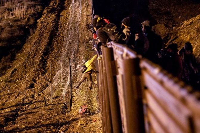 Un inmigrante centroamericano brinca la cerca en la frontera entre Estados Unidos y México, desde Tijuana a San Diego, el 1 de enero de 2019.