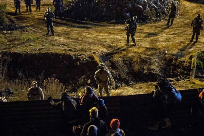 Agentes de la Patrulla Fronteriza de EE.UU. fueron desplegados cerca de la valla en la frontera con México para evitar que un grupo de inmigrantes centroamericanos cruzara desde territorio mexicano.