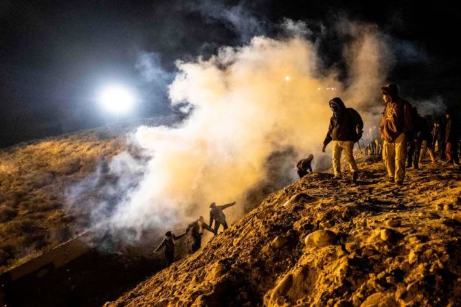 Al menos dos bombas de humo fueron lanzadas por las autoridades fronterizas y el intento de cruce fracasó.