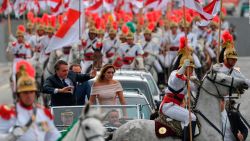 CNNE 601279 - caballo bloquea por unos segundos procesion de bolosnaro