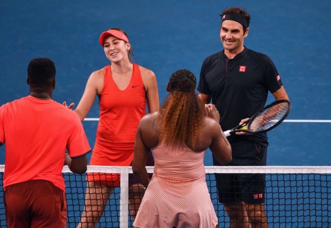 Las leyendas del tenis varonil y femenil se enfrentaron en un partido de dobles mixtos por la Copa Hopman, el martes en Australia.