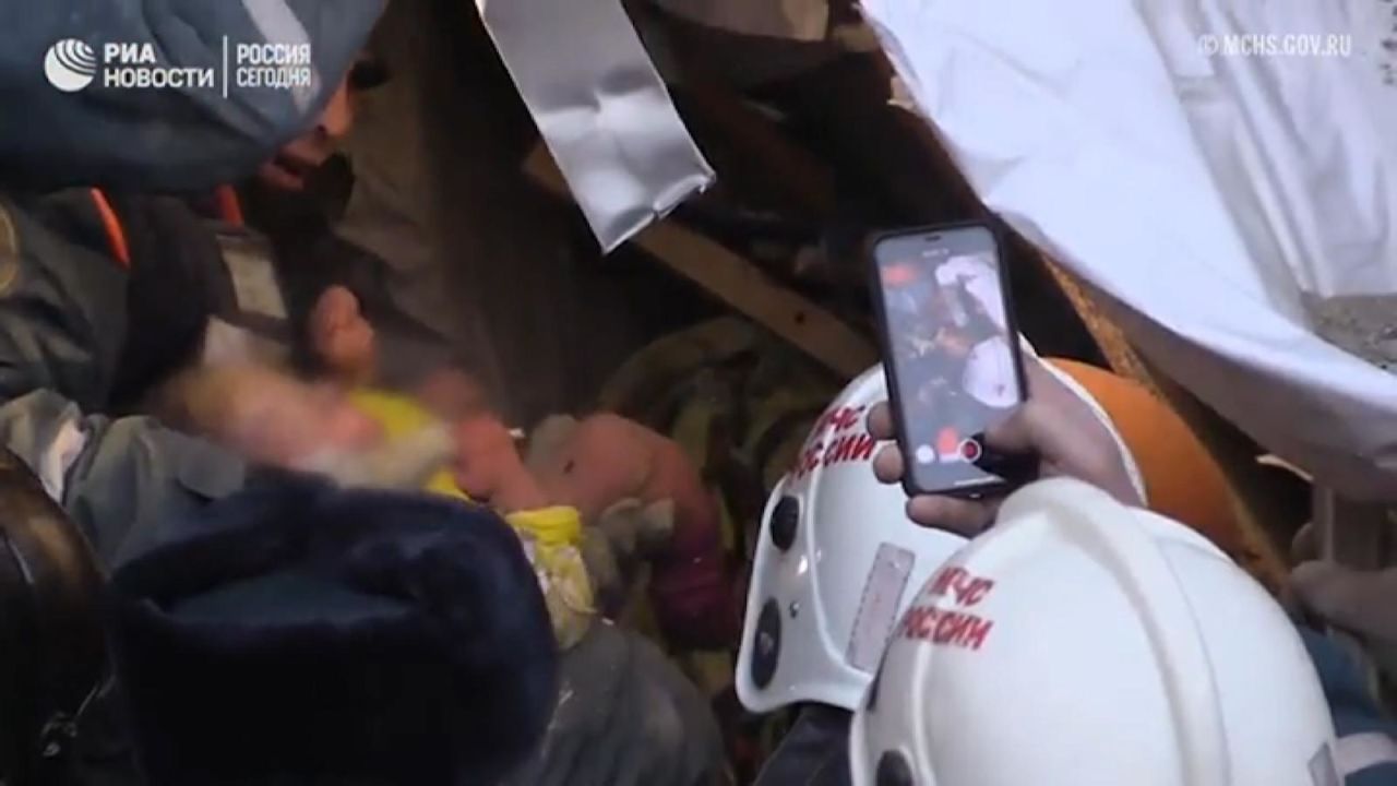 CNNE 601301 - hallan a bebe vivo bajo los escombros de una explosion en rusia
