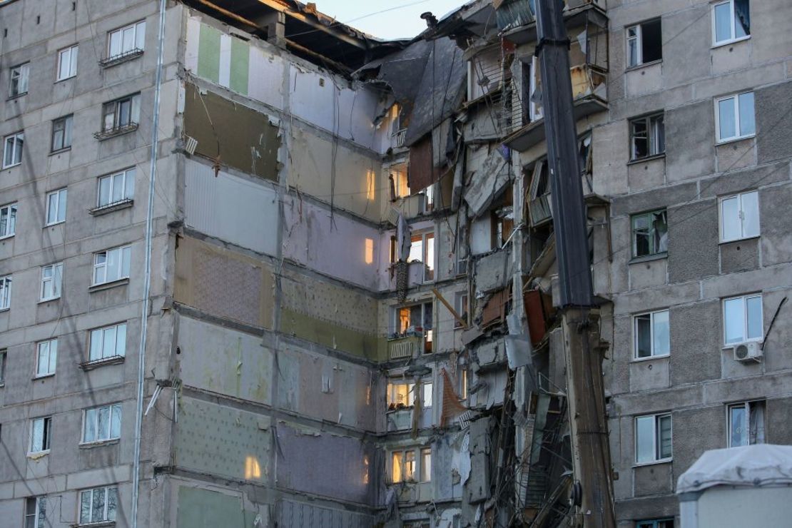 El 1 de enero rescatistas rusos tuvieron que suspender temporalmente los esfuerzos de búsqueda y rescate de un edificio que se desplomó. Las labores de rescate continuaron el 2 de enero. (STR/AFP/Getty Images).