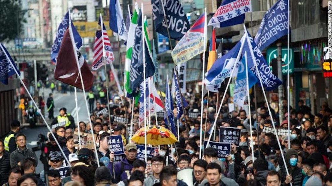 Un grupo de manifestantes proindependentistas de Hong Kong levanta banderas durante la marcha prodemocracia en Hong Kong el 1 de enero de 2019.