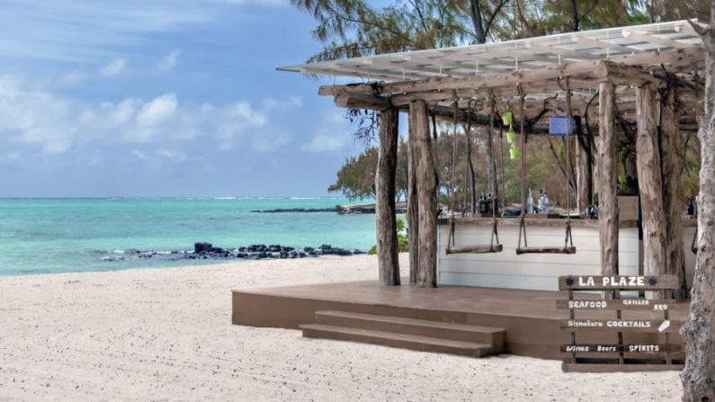 Beach Grill — El nuevo Beach Grill del Four Seasons Resort Mauritius en Anahita requiere un servicio de traslado en lancha rápida desde el complejo principal para contemplar las aguas turquesas del océano Índico.