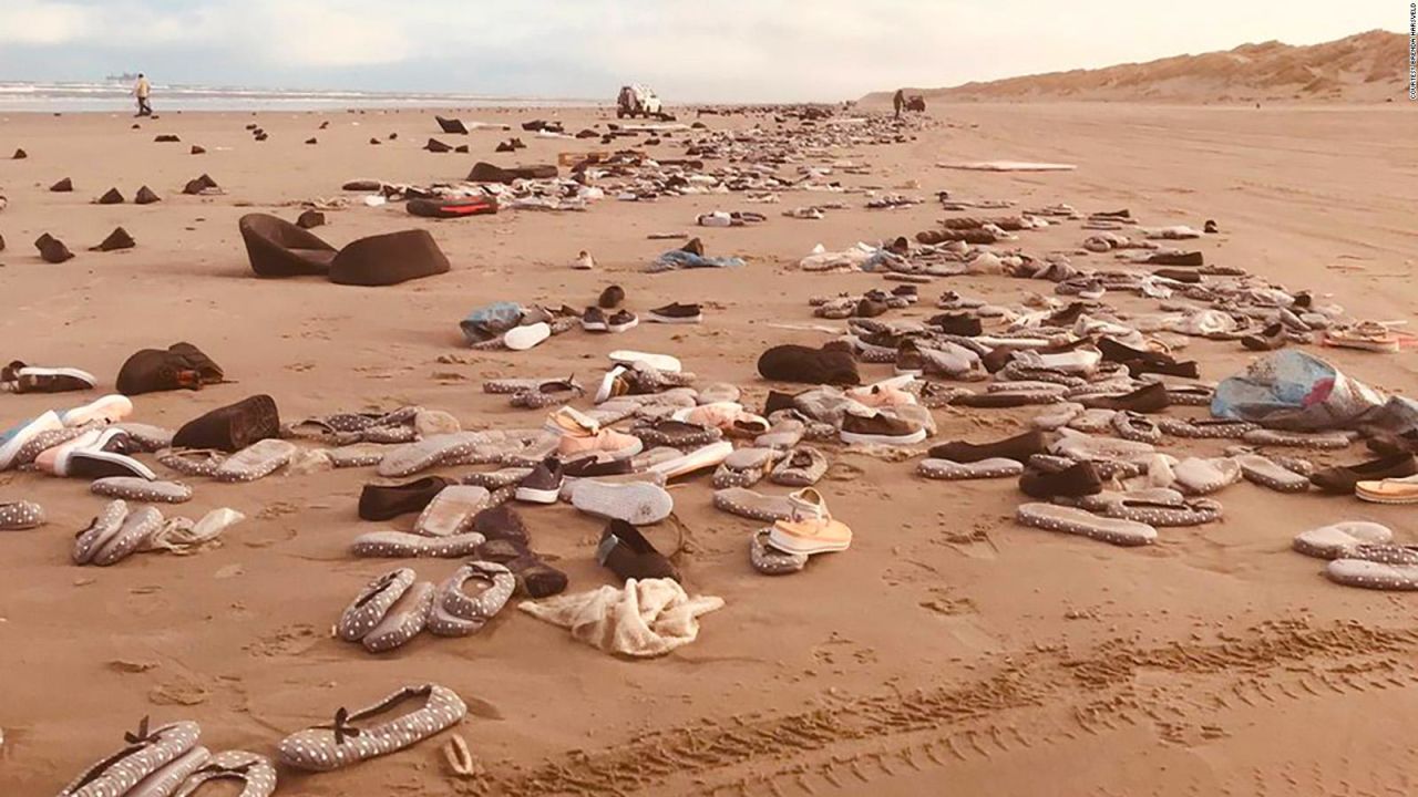 CNNE 601810 - la marea devolvio a una playa de holanda televisores, zapatos y juguetes