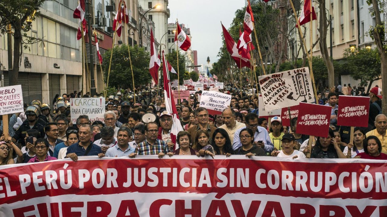 CNNE 601947 - marchan en peru para exigir renuncia del fiscal general pedro chavarry