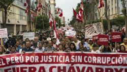 CNNE 601947 - marchan en peru para exigir renuncia del fiscal general pedro chavarry