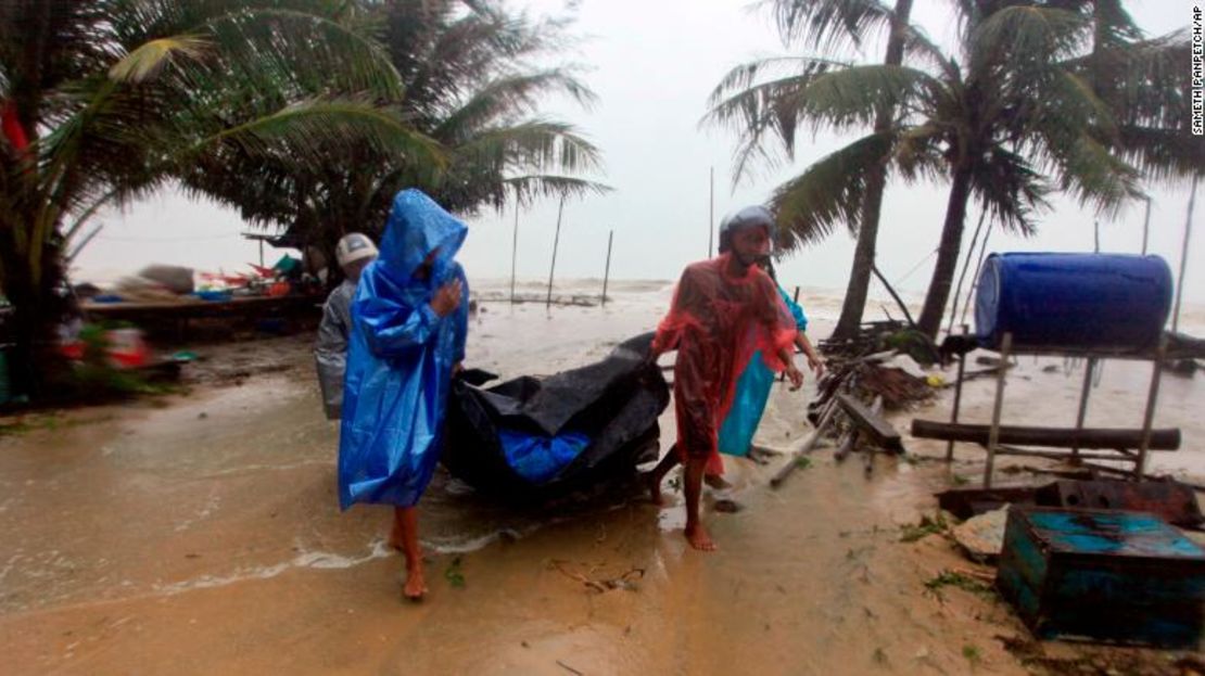 Miles de turistas están atrapados en populares islas turísticas de Tailandia por la tormenta tropical Pabuk.