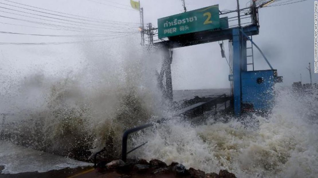 Las olas golpearon fuertemente un muelle en el sur de la provincia de Surat Thani el viernes.