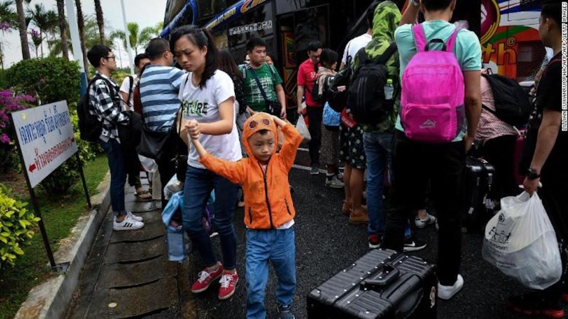 Turistas chinos desembarcan en el aeropuerto de Surat Thani en el sur de Tailandia después de que los operadores turísticos se vieron obligados a suspender los barcos a las islas turísticas debido a la tormenta tropical Pabuk.