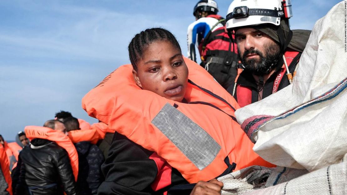 Una madre embarazada es rescatada en el Mediterráneo.