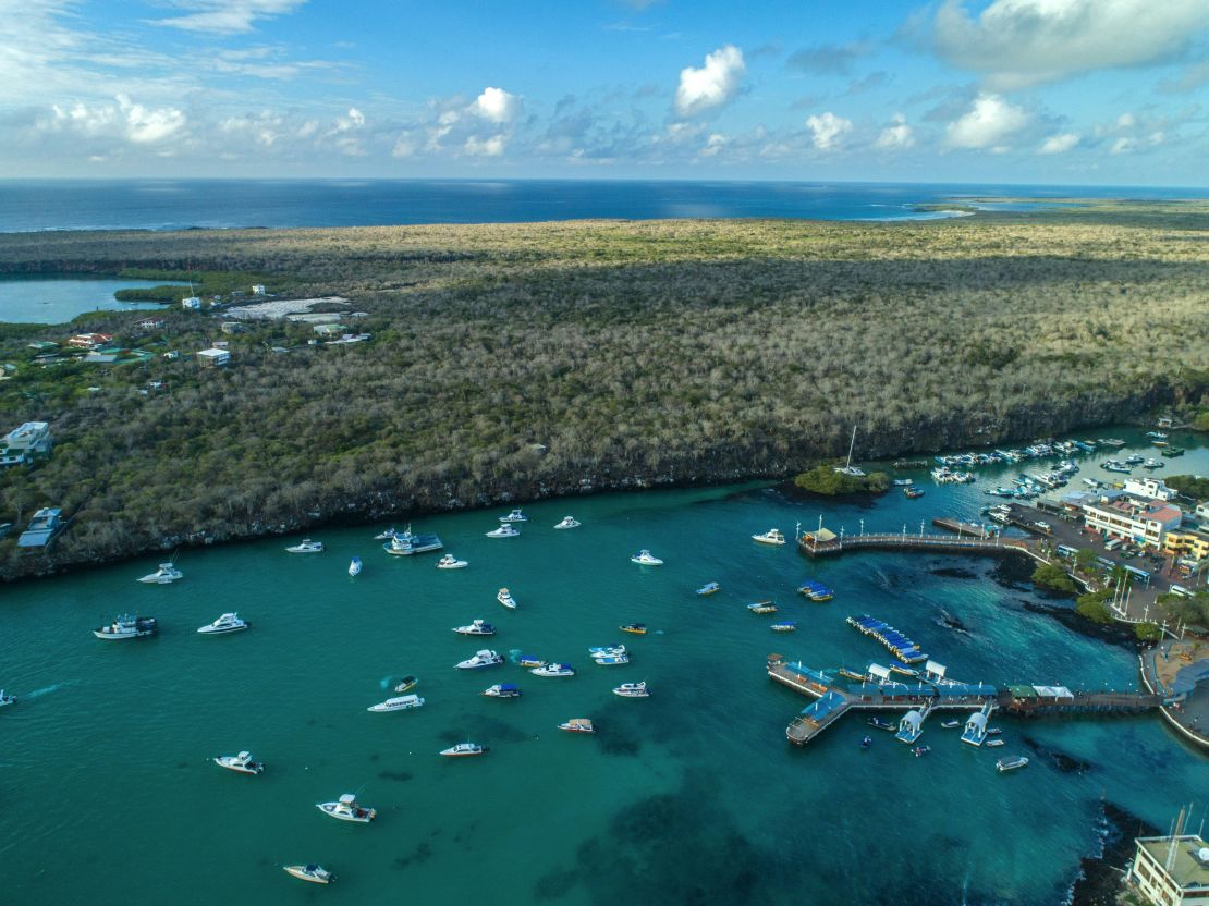 Imagen aéra de la bahía de Puerto Ayora en la isla Santa Cruz, perteneciente a Islas Galápagos.