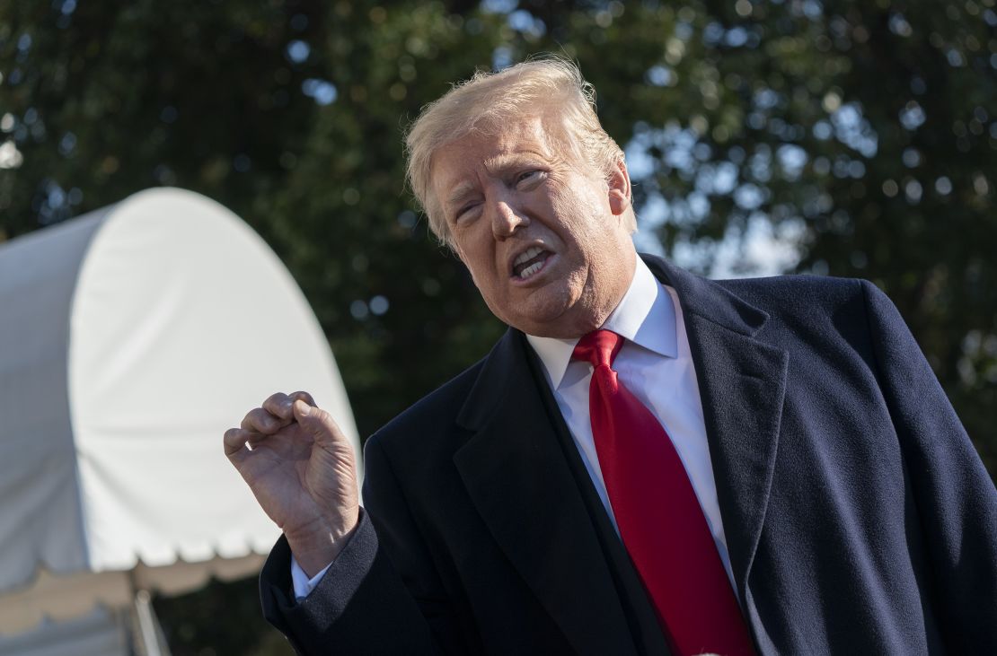 Donald Trump, presidente de Estados Unidos, habla con los medios antes de partir de la Casa Blanca hacia Camp David.