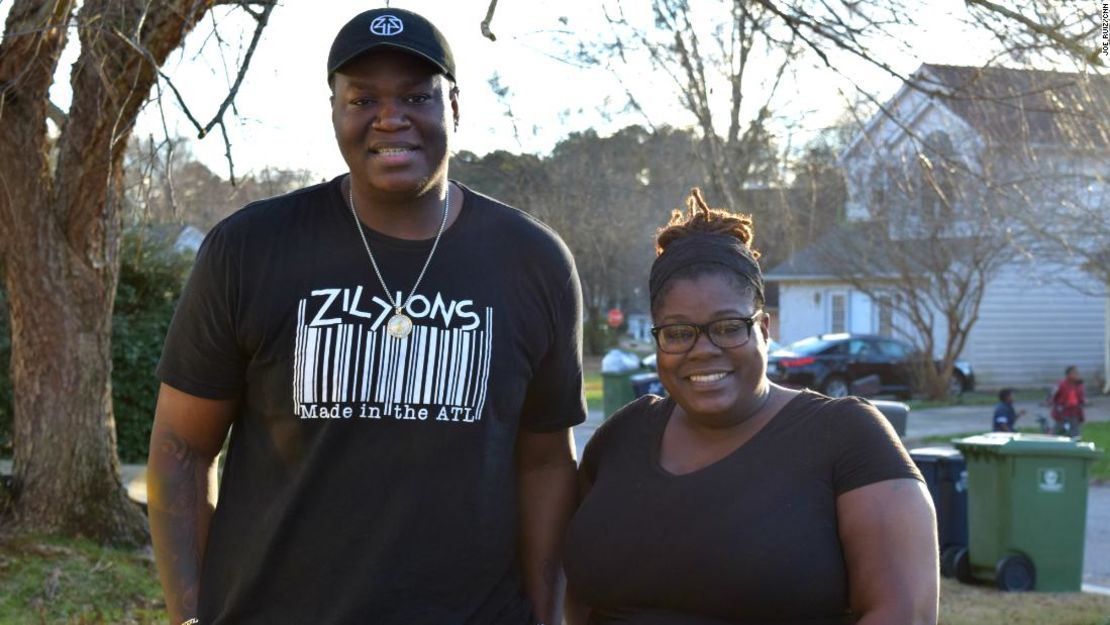 Trabajar para TSA es un asunto de familia. El hermano de Caraballo, James Miller, también trabaja para la agencia en el aeropuerto de Atlanta.