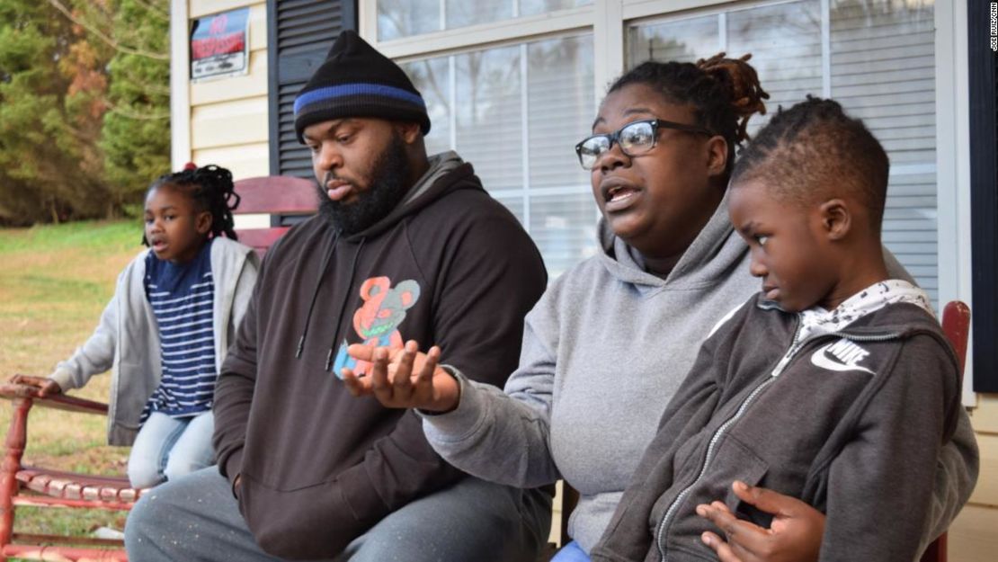 La agentede la TSA Jessica Caraballo y su familia hablaron con CNN en la casa de un pariente en Griffin, Georgia. De izquierda a derecha: Daellah Miller, 7, Shalique Caraballo, 29, Jessica Caraballo, 31, y DaMara Miller, 5.