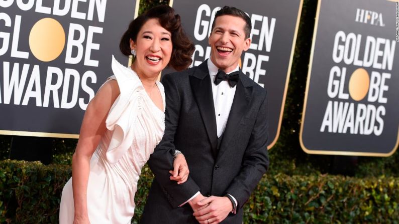 Sandra Oh y Andy Samberg llegan a la alfombra roja para los Premios Globo de Oro.