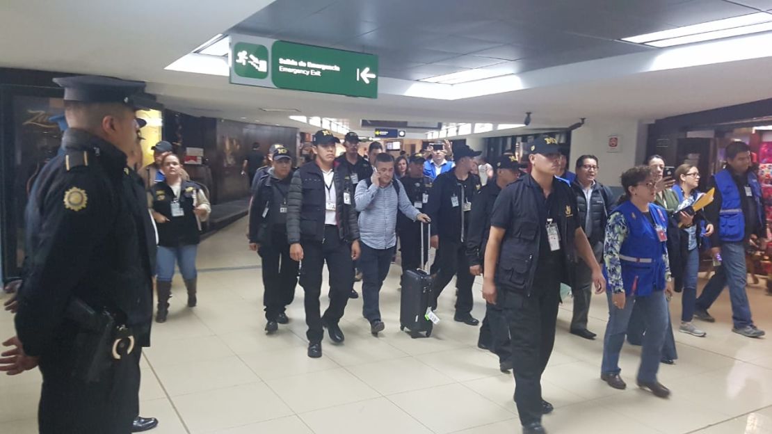 Salida del funcionario de la CICIG del aeropuerto de Ciudad de Guatemala.