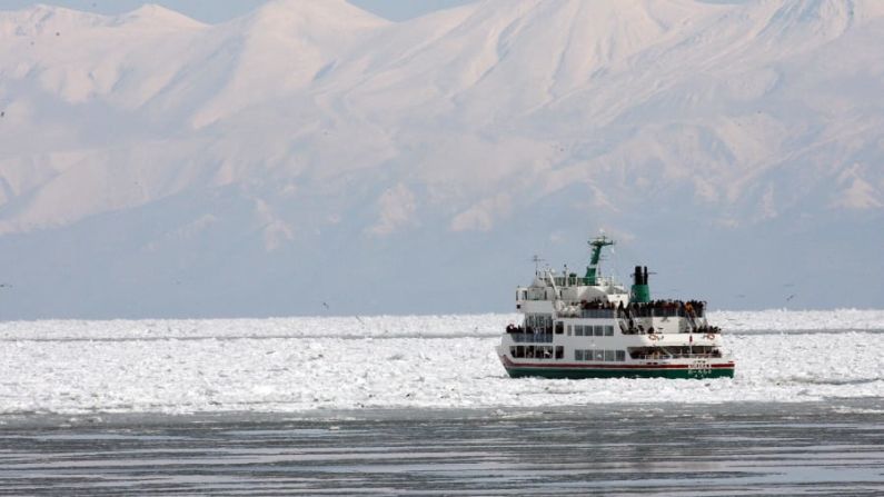 Península de Shiretoko — En Hokkaido, al norte de Japón, la península de Shiretoko experimenta el hielo marino más austral del hemisferio norte, según la UNESCO. El hielo marino induce la producción de fitoplancton, que mantiene un rico ambiente marino. Los osos pardos y los búhos de Blakiston ocupan la tierra, pero la disminución del hielo marino en los últimos 30 años está afectando al ecosistema. (TOSHIFUMI KITAMURA / AFP / AFP / Getty Images).