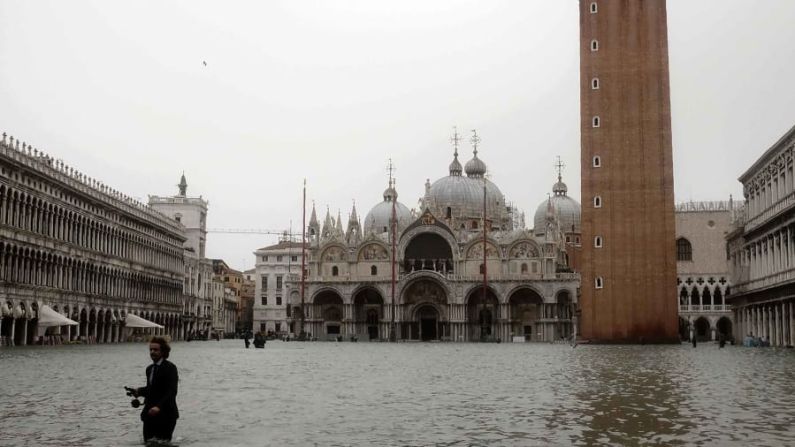 Venecia — La ciudad de 118 islas de Venecia se ve cada vez más amenazada por las inundaciones durante tormentas y mareas altas. Los niveles del mar han aumentado 30 centímetros desde 1897, según el informe de PNUMA / UNESCO: 12 centímetros debido al hundimiento de la tierra y 18 centímetros por aumento del nivel del mar. (MIGUEL MEDINA / AFP / Getty Images).