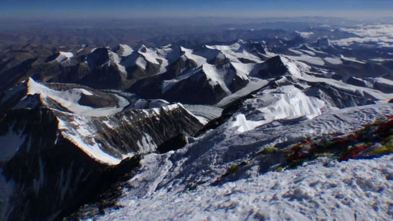 Monte Everest — En el Parque Nacional Sagarmatha de Nepal, en donde se encuentra el Monte Everest, el aumento de las temperaturas está causando la retirada de los glaciares del Himalaya. Esto puede desestabilizar las laderas circundantes y provocar deslizamientos de tierra catastróficos. (SHERPA SHERPA / AFP / Getty Images).