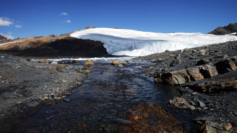 Glaciar Pastoruri — El calentamiento también ha afectado al glaciar Pastoruri en Perú, en el Parque Nacional Huascarán. El derretimiento del glaciar está afectando los suministros de agua y contaminando el agua y el suelo debido a la liberación de metales pesados previamente atrapados bajo el hielo, según la Unión Internacional para la Conservación de la Naturaleza. (CRIS BOURONCLE / AFP / Getty Images).