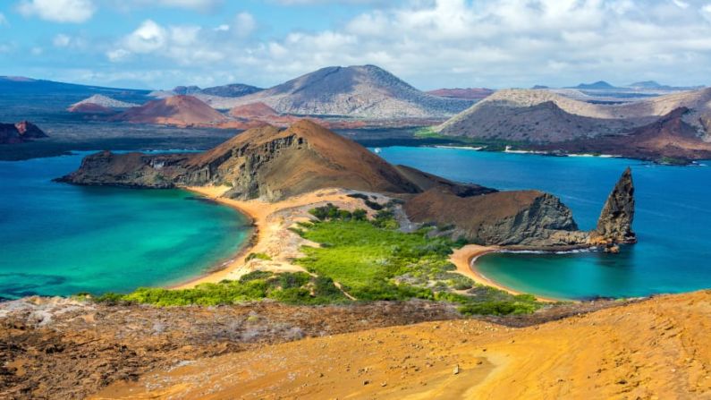 Islas Galápagos — El cambio climático está causando años de El Niño más fuertes y frecuentes, que afectan significativamente a las Islas Galápagos, un paraíso natural de la costa ecuatoriana. El agua fría, rica en nutrientes, afecta a toda la cadena alimentaria y muchas especies se enfrentan al hambre. (Viajes Clásicos).