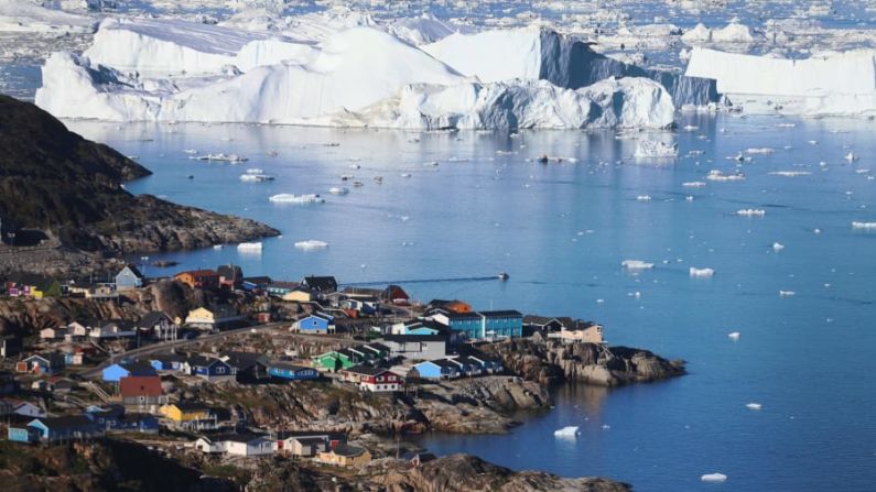 Ilulissat Icefjord — En Ilulissat Icefjord de Groenlandia, los visitantes pueden ver los icebergs descender del glaciar Sermeq Kujalleq y salir del fiordo. El gobierno de Groenlandia incluso lo comercializó como un destino para ver "antes de que sea demasiado tarde".