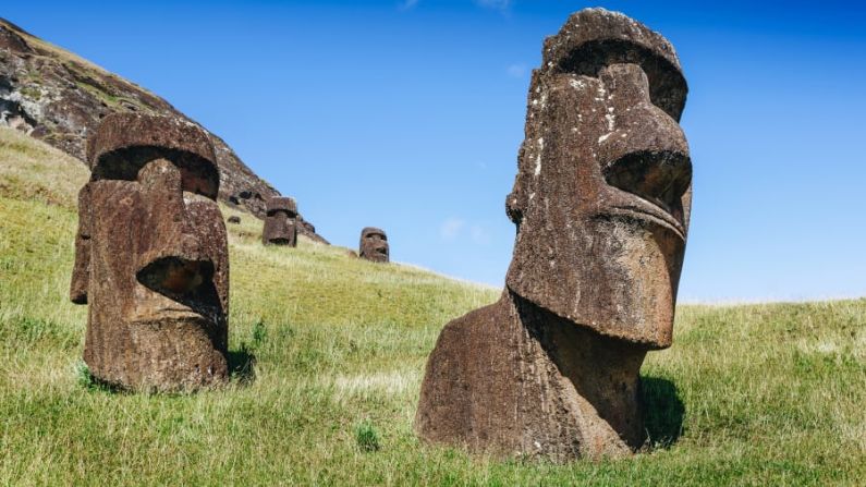 Rapa Nui — En el sureste del Océano Pacífico, el aumento del nivel del mar y las marejadas amenazan con derruir las misteriosas estatuas moai de Rapa Nui, según un informe conjunto del Programa de las Naciones Unidas para el Medio Ambiente (PNUMA) , UNESCO y la Unión de Científicos Preocupados. (Shutterstock).