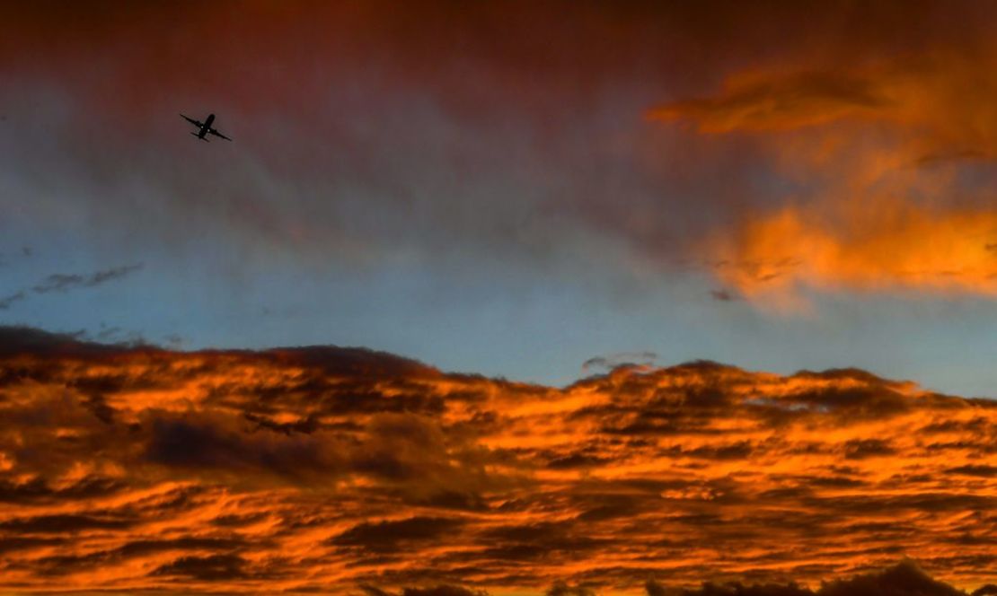 Foto de archivo. Las brumas rojizas en los atardeceres de Bogotá son consecuencia de más contaminantes atmosféricos, entre los que se encuentra partículas de polvo africano en el ambiente.